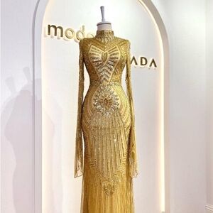 A special event dress that will have everyone starring in awe. Worn once